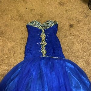 I’m selling a blue dress size 16